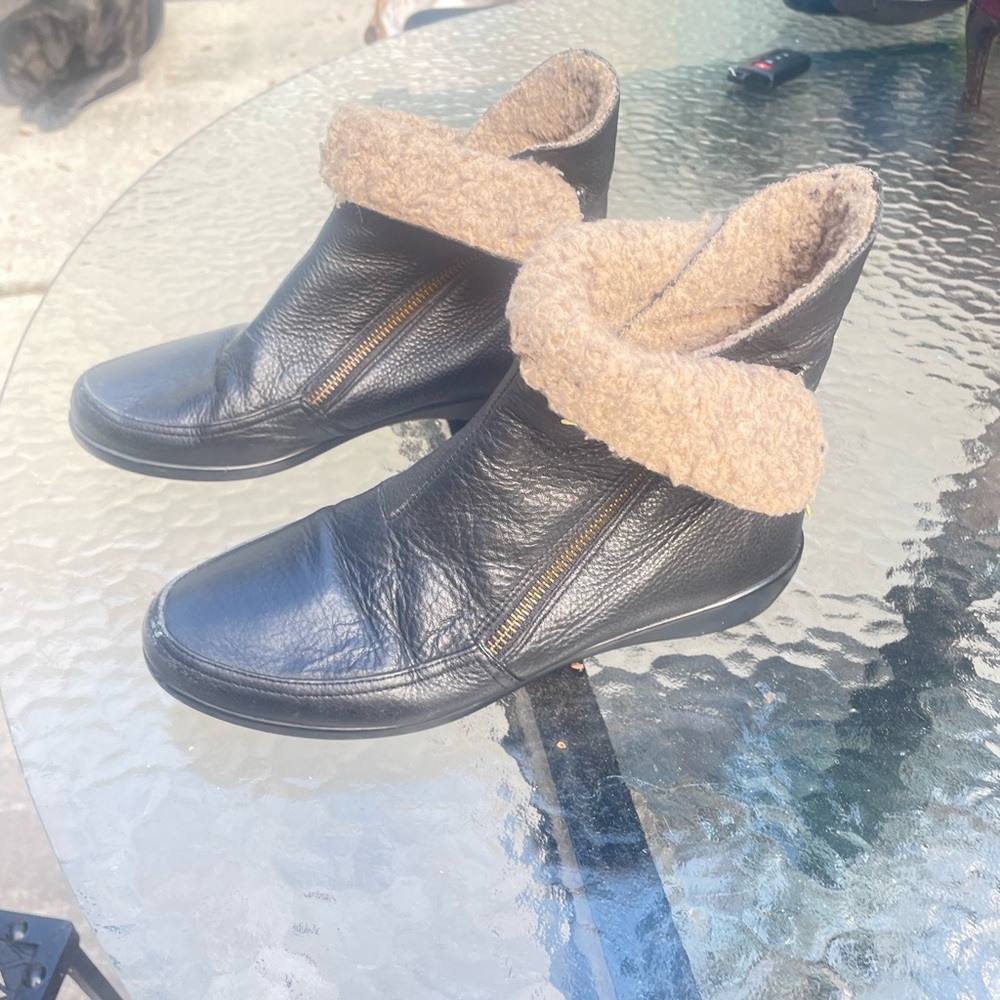 Umberto Raffini Black Ankle Boots with Tan Fur Lining